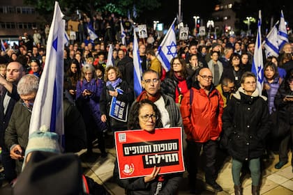 Protestas en Tel Aviv en reclamo de la liberación de rehenes en Gaza. (AHMAD GHARABLI / AFP)