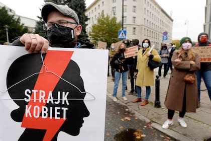 Manifestantes salieron a protestar en Varsovia y otras ciudades contra el reciente endurecimiento de la ley de aborto por un fallo de la Corte Constitucional, marchas pacíficas a las que el gobierno calificó de "barbarie"