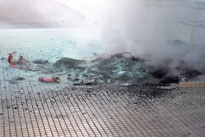 Cooperativistas prendieron fuego la entrada de la municipalidad de La Plata y rompieron vidrios - Image 3