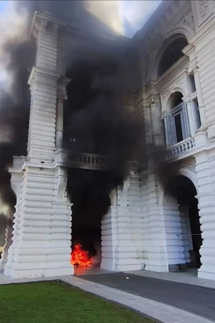 Cooperativistas prendieron fuego la entrada de la municipalidad de La Plata y rompieron vidrios - Image 2