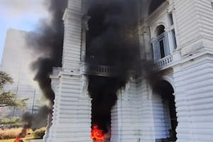 Militantes del MTE, que responden a Grabois, prendieron fuego la municipalidad de La Plata