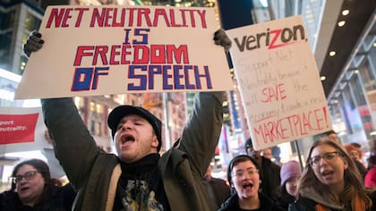 Protestas frente a la sede de la FCC por la decisión de anular la neutralidad de la red en EE.UU.