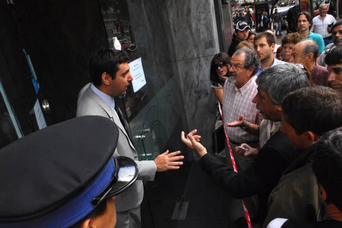 Protestas frente a la sucursal Congreso del Banco Macro tras el robo de boqueteros del 6 de marzo de 2010