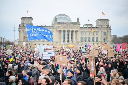 Protestas frente al Reichstag en Berlín, el 2 de febrero de 2025. (Sebastian Christoph Gollnow/dpa via AP)