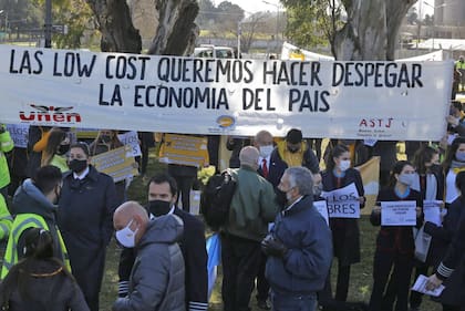 Los trabajadores reclaman la preservación de los 10.000 puestos de trabajo que, aseguran, genera el aeropuerto directa e indirectamente