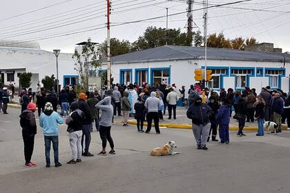 Protestas por el violento desalojo a despedidos que se manifestaban en Pico Truncado