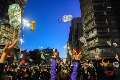 Protestas por la elevada salinidad del agua corriente, en Montevideo, Uruguay. (AP/Matilde Campodonico)