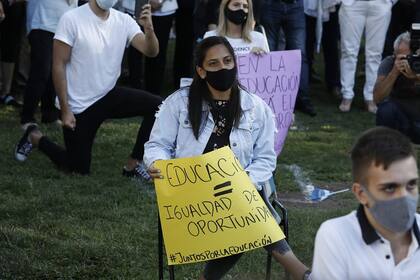 Protestas por la vuelta a clases frente al Palacio Pizzurno