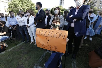 Protestas por la vuelta a clases frente al Palacio Pizzurno