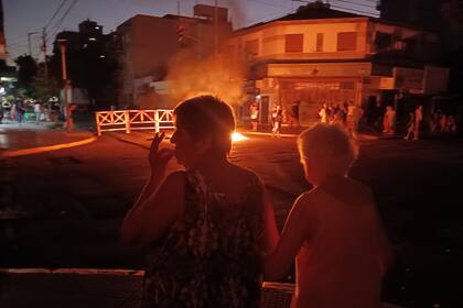 Protestas por los cortes de luz en Alvarez Jonte y Cervantes, en el barrio porteño de Monte Castro