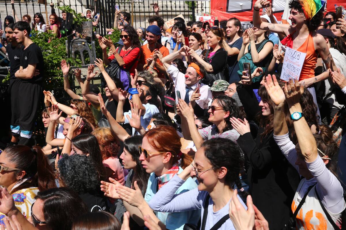 Protestas y pintadas afuera del Congreso por el veto a la ley de universidades