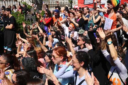 Protestas y pintadas afuera del Congreso por el veto a la ley de universidades
