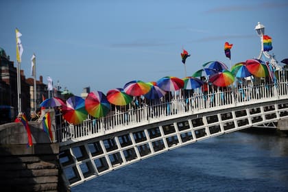 En el HaPenny Bridge se desplegaron numerosos protestantes con banderas LGBTIQ