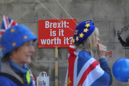 Protesters pass a banner during an anti-Brexit demonstration, in central London, Britain October 20, 2018. REUTERS/Simon Dawson