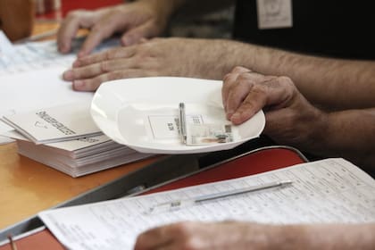 Protocolos en escuelas de Palermo. Cuartos oscuros abiertos, alcohol en gel, bandeja para documentos durante la jornada de elecciones legislativas 2021