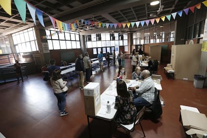 Protocolos en escuelas de Palermo. Cuartos oscuros abiertos, alcohol en gel, bandeja para documentos durante la jornada de elecciones legislativas 2021