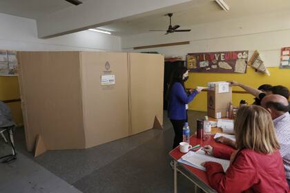 Protocolos en escuelas de Palermo. Cuartos oscuros abiertos, alcohol en gel, bandeja para documentos durante la jornada de elecciones legislativas 2021