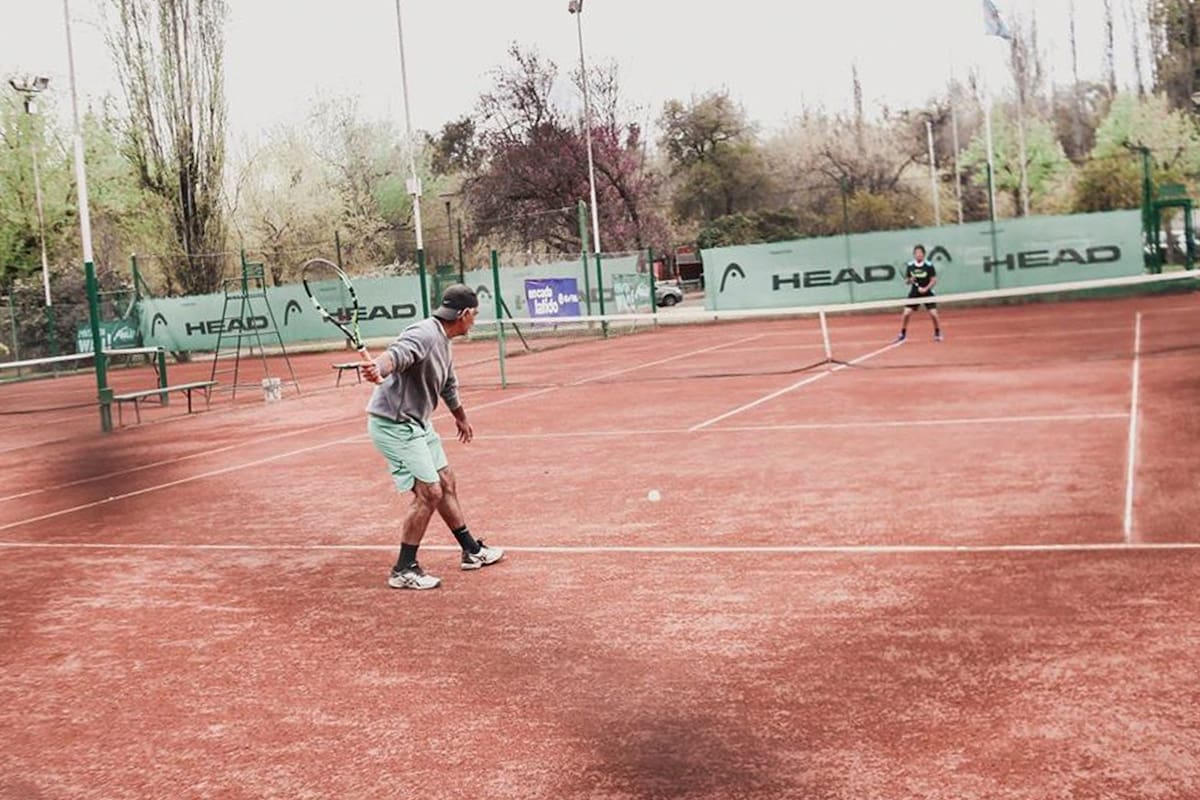 Protocolos para volver a jugar al tenis en un club mendocino.