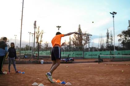 Entre las distintas categorías, el club mendocino Andino posee unos 500 alumnos de tenis.