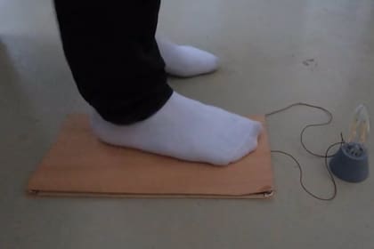 Prototipo de cómo se podría capturar energía a partir de pasos en un nanogenerador de madera funcionalizado para encender una bombilla