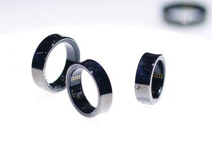 Prototipos de los Samsung Galaxy Ring en una mesa del stand de la compañía surcoreana en el Mobile World Congress (MWC 2024)