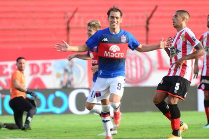 Protti festeja su gol, el segundo de Tigre ante Barracas Central