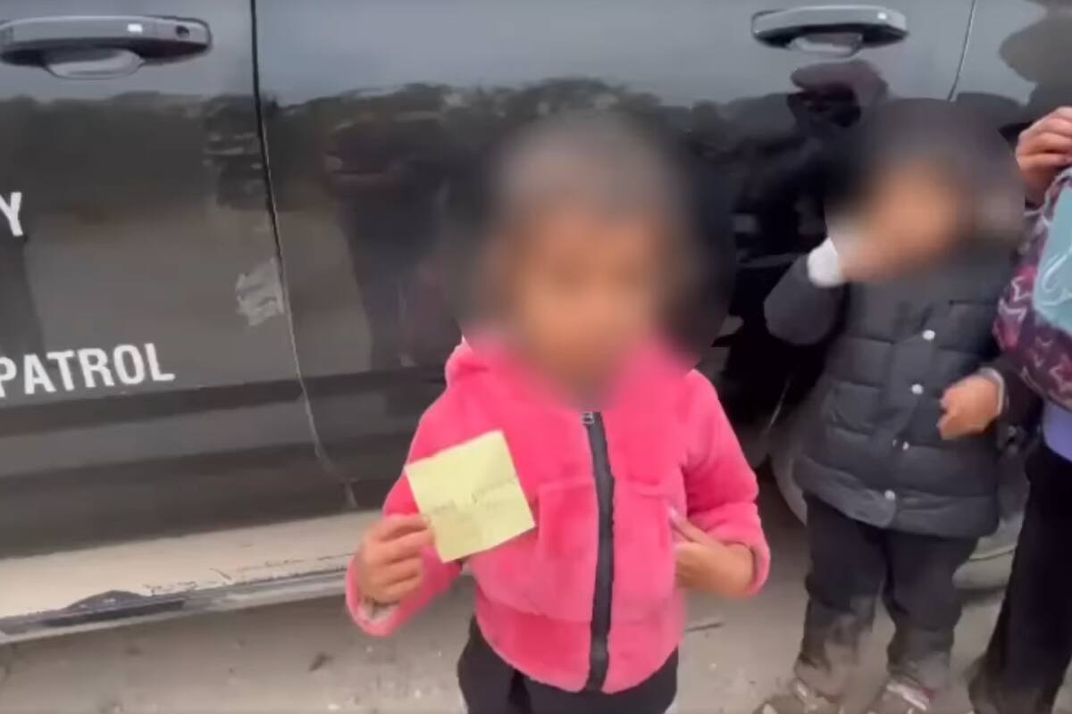 Proveniente de El Salvador, la menor llevaba consigo una nota con un número telefónico y un nombre