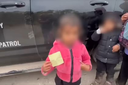 Proveniente de El Salvador, la menor llevaba consigo una nota con un número telefónico y un nombre