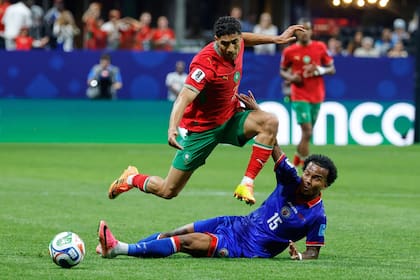 Providence intenta frenar al incontenible Hakimi, imparabla por la derecha (AP Photo/Erik S. Lesser)