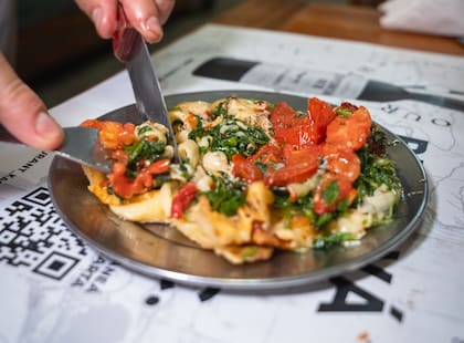 Provoleta con tomate, rúcula y pesto del bodegón de Club Kimberley