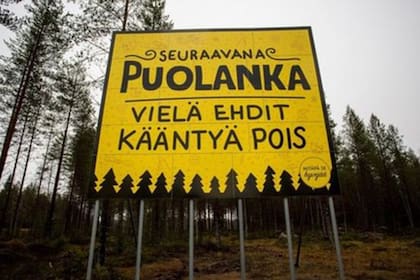 Próxima parada, Poulanka, todavía estás a tiempo de dar la vuelta. Placa que da "la bienvenida" a este remoto pueblo rural de Finlandia