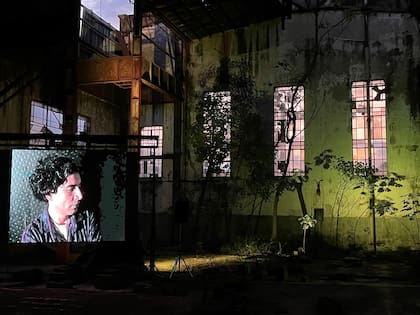 Proyección de la película sobre Feliciano Centurión en la sede principal de la antigua usina eléctrica, entre los árboles que crecen entre las ruinas del edificio de estilo inglés