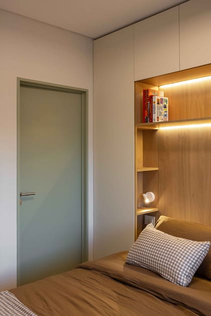 “Proyectamos un mueble inteligente para la cabecera, que suma guardado alto y zapatero sin restar metros de circulación”. La combinación, MDF laqueado (Cod. SW 7042 Shoji White) combinado con melamina (‘Roble Kendal’ de Egger).