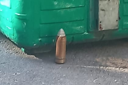 Proyectil encontrado junto a un contenedor de residuos en Juan Francisco Seguí