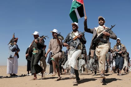 Proyectil incendia un buque en el golfo de Adén frente a Yemen, dice Reino Unido