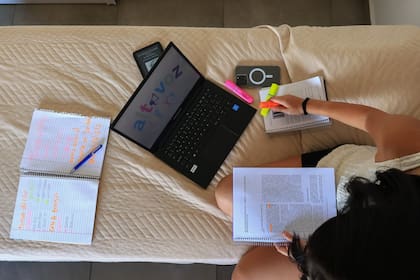 Proyecto Altavoz se propone formar a 10 jóvenes de todo el país para que investiguen una problemática de salud mental.