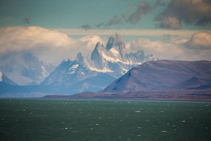 Cerro Fitz Roy asomando por el lago Viedma tomada desde el mirador del lago en la provincia de Santa Cruz.