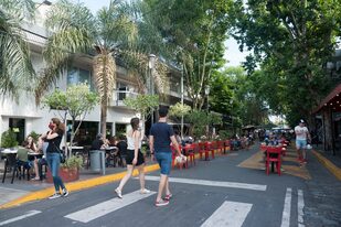 Las inmediaciones de Plaza Arenales el corazón de Villa Devoto.