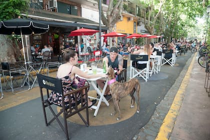 La calle Fernandez de Enciso al 3900, a la vuelta de Betular, es peatonal y forma un polo gastronómico que se consolida con la llegada de esta pastelería