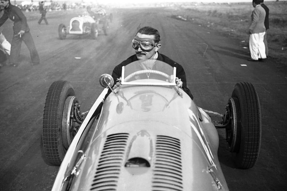 Prueba de autos fuerza libre en el autódromo de Junín (actual Eusebio Marcilla), Alberto Haylli, c. 1940