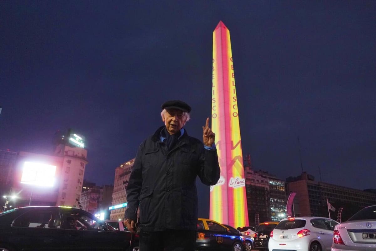 Prueba de luces y sonido para la intervención de Julio Le Parc en el Obelisco