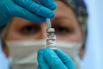 Si bien el Gobierno apuesta a la vacuna, la misma no sería suficiente para prevenir el riesgo de una segunda ola de contagios