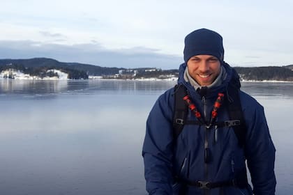 Psicólogo graduado en la UBA, realiza su maestría muy cerca del Círculo Polar Ártico