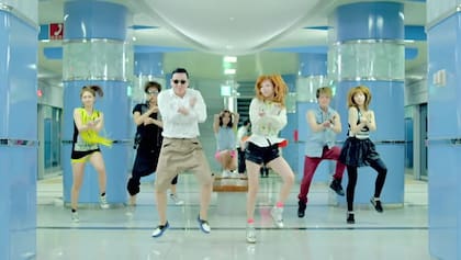 PSY y su equipo de baile, a pleno con el paso del caballito en una estación de subte en Seúl.