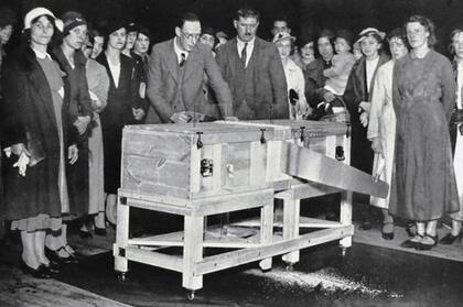 P.T. Selbit realizando su famoso truco.