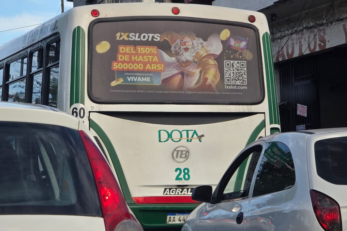 Publicidad de un sitio de apuestas ilegal, en el colectivo de la línea 28, incluida en un expediente judicial
