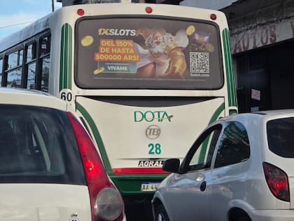 Publicidad de un sitio de apuestas ilegal, en el colectivo de la línea 28, incluida en un expediente judicial