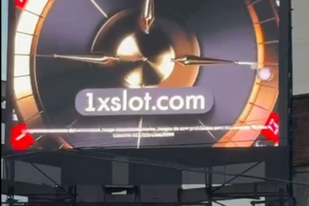 Publicidad de un sitio de apuestas no registrado, en la intersección de las avenidas Corrientes y Pueyrredón, incluido en un expediente judicial