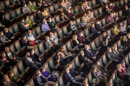 Público con distancia en la ópera de Tel Aviv