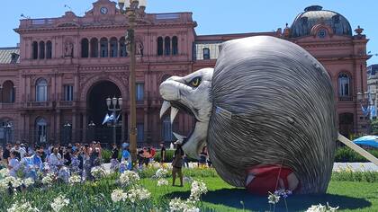 Público llegando a la zona de Casa Rosada el dia de la asuncion presidencial de Javier Milei. 10/12/23
